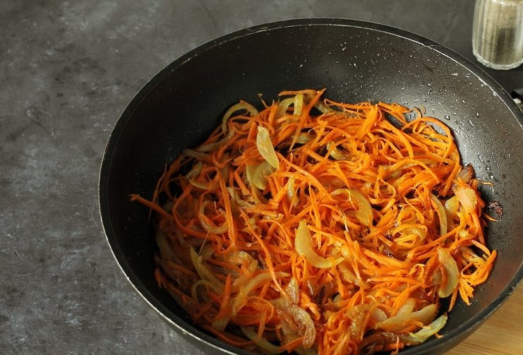 Салат из вареной моркови и маринованных огурцов