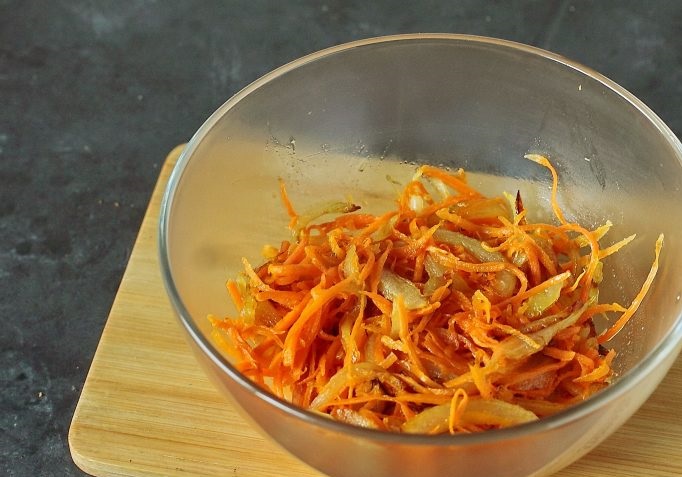Салат из вареной моркови и маринованных огурцов