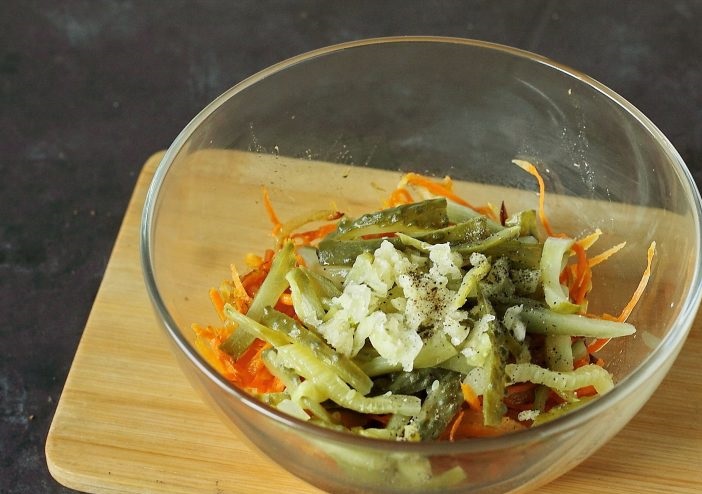 Салат из вареной моркови и маринованных огурцов