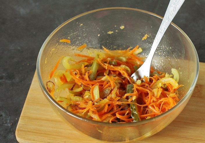 Салат из вареной моркови и маринованных огурцов