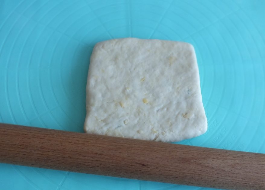 Лепешки с курицей и сыром на сковороде
