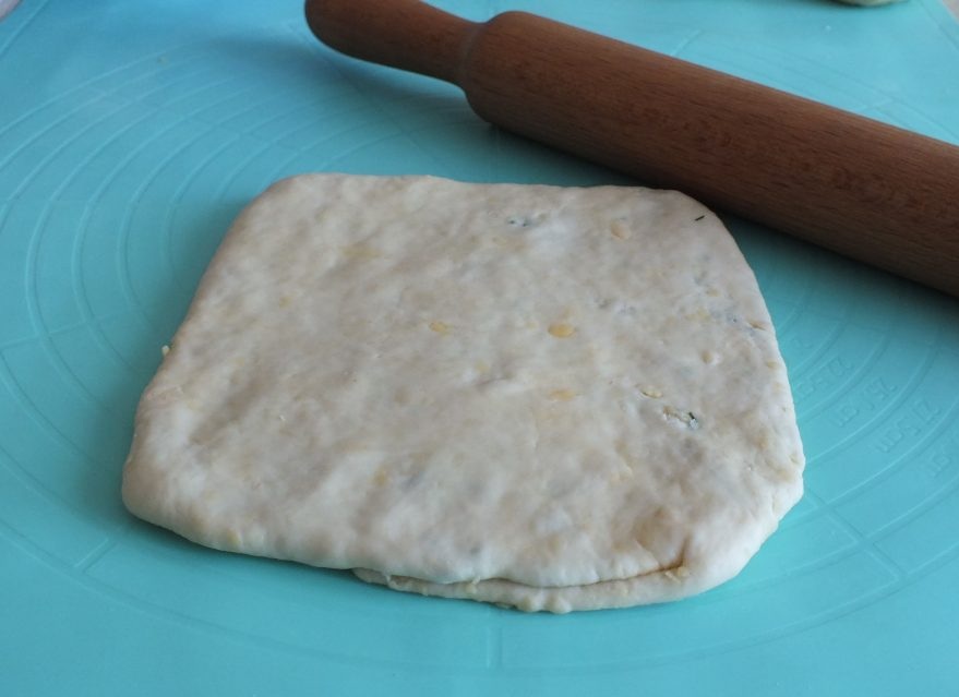 Лепешки с курицей и сыром на сковороде