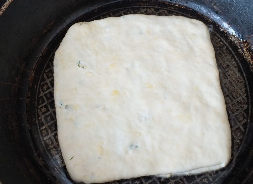 Лепешки с курицей и сыром на сковороде