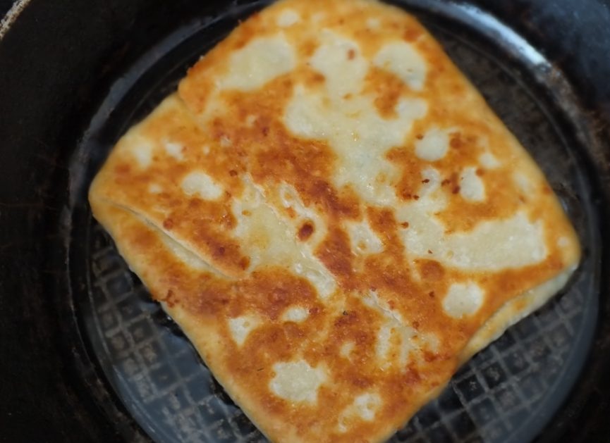 Лепешки с курицей и сыром на сковороде