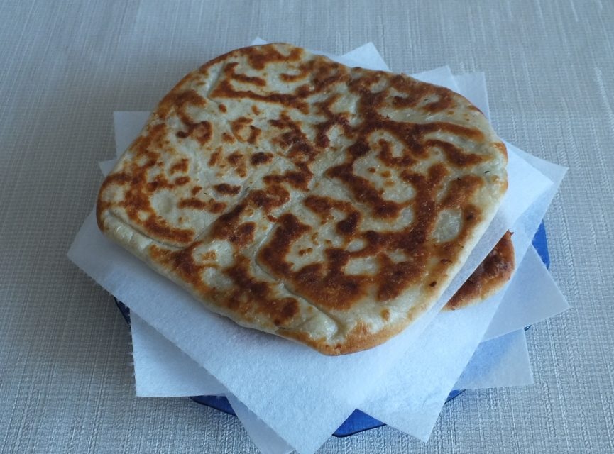 Лепешки с курицей и сыром на сковороде