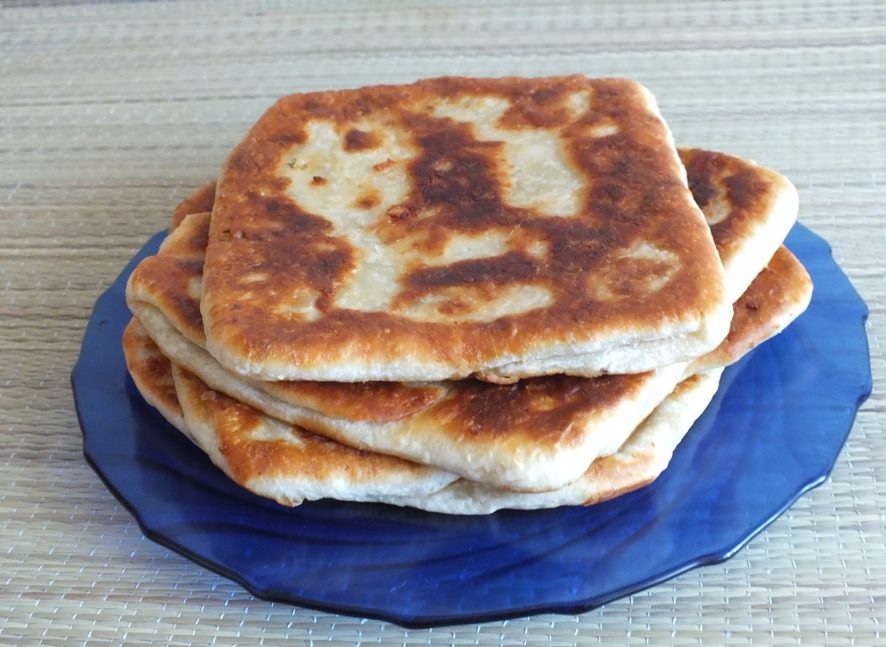 Лепешки с курицей и сыром на сковороде