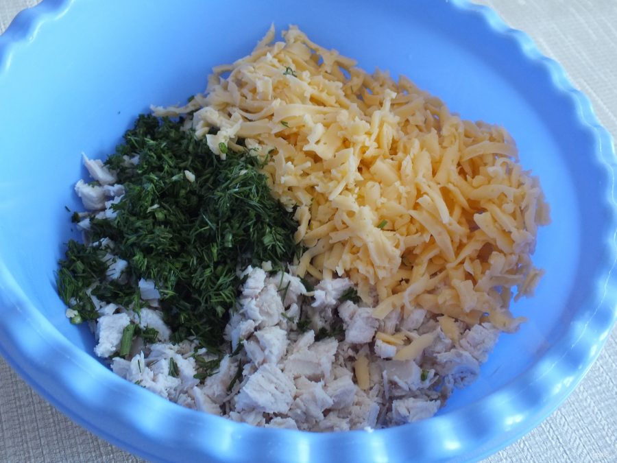 Лепешки с курицей и сыром на сковороде