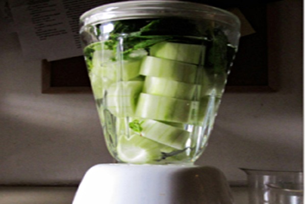 Напиток из лимона, мяты и огурца