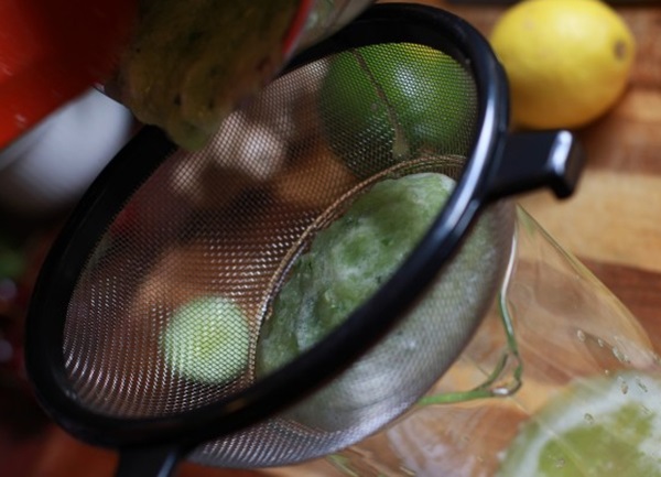 Напиток из лимона, мяты и огурца