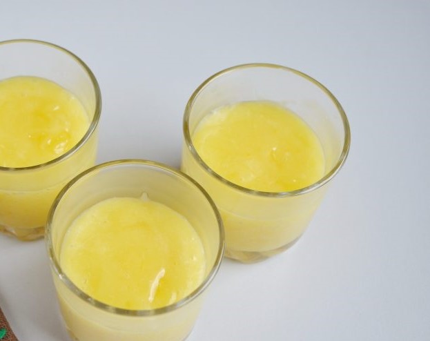 Лимонный десерт в стакане