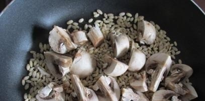 Перловка с грибами в горшочке