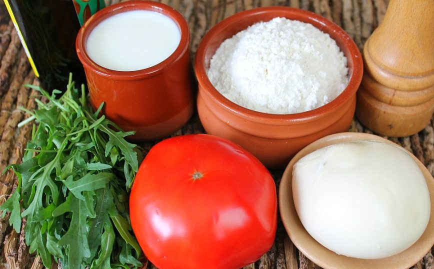 Пицца с рукколой помидорами и моцареллой