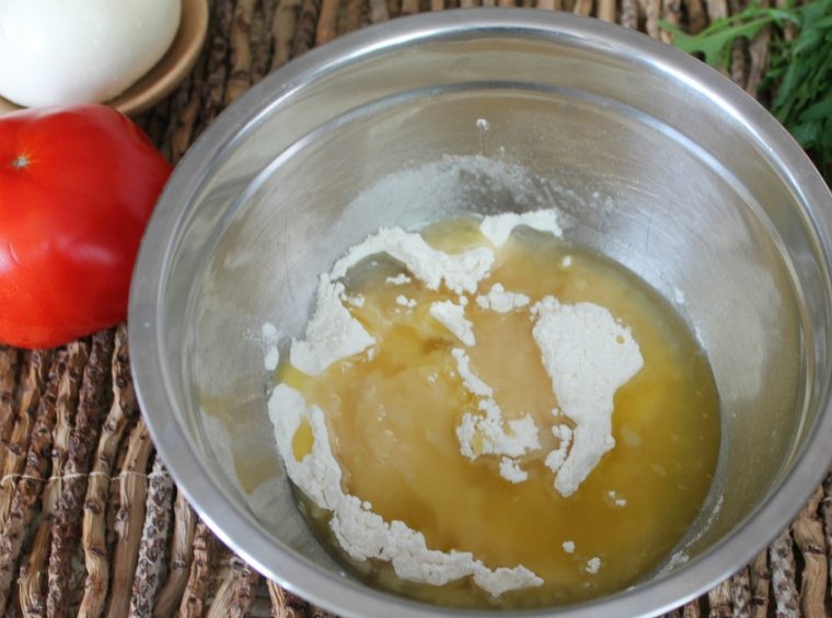 Пицца с рукколой помидорами и моцареллой