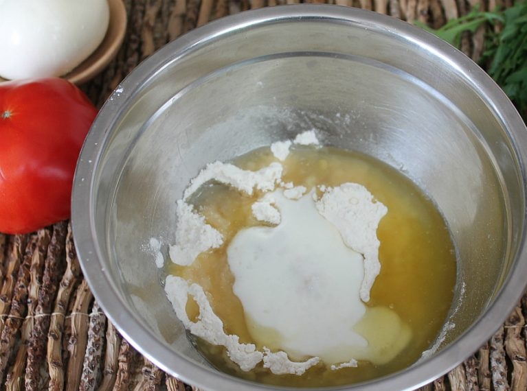 Пицца с рукколой помидорами и моцареллой