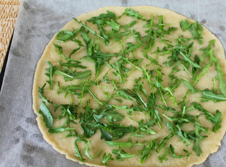 Пицца с рукколой помидорами и моцареллой