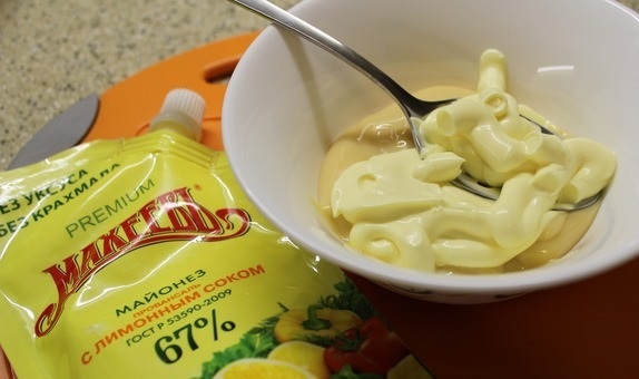 Салат фруктовый с соусом из сгущенного молока и майонеза
