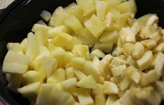 Салат фруктовый с соусом из сгущенного молока и майонеза