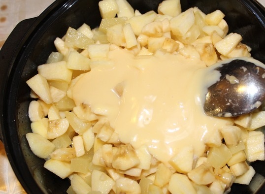 Салат фруктовый с соусом из сгущенного молока и майонеза