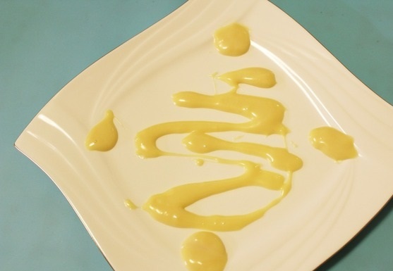 Салат фруктовый с соусом из сгущенного молока и майонеза