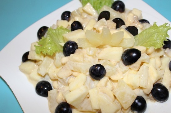 Салат фруктовый с соусом из сгущенного молока и майонеза