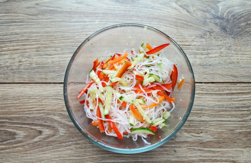 Салат с фунчозой и креветками