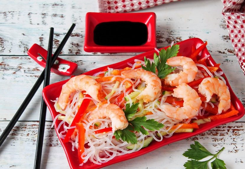 Салат с фунчозой и креветками