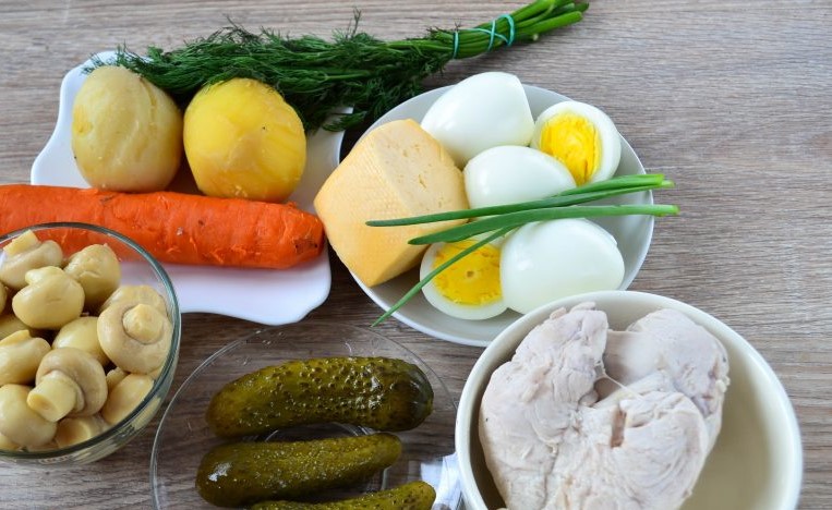 Салат Грибная полянка с шампиньонами и курицей