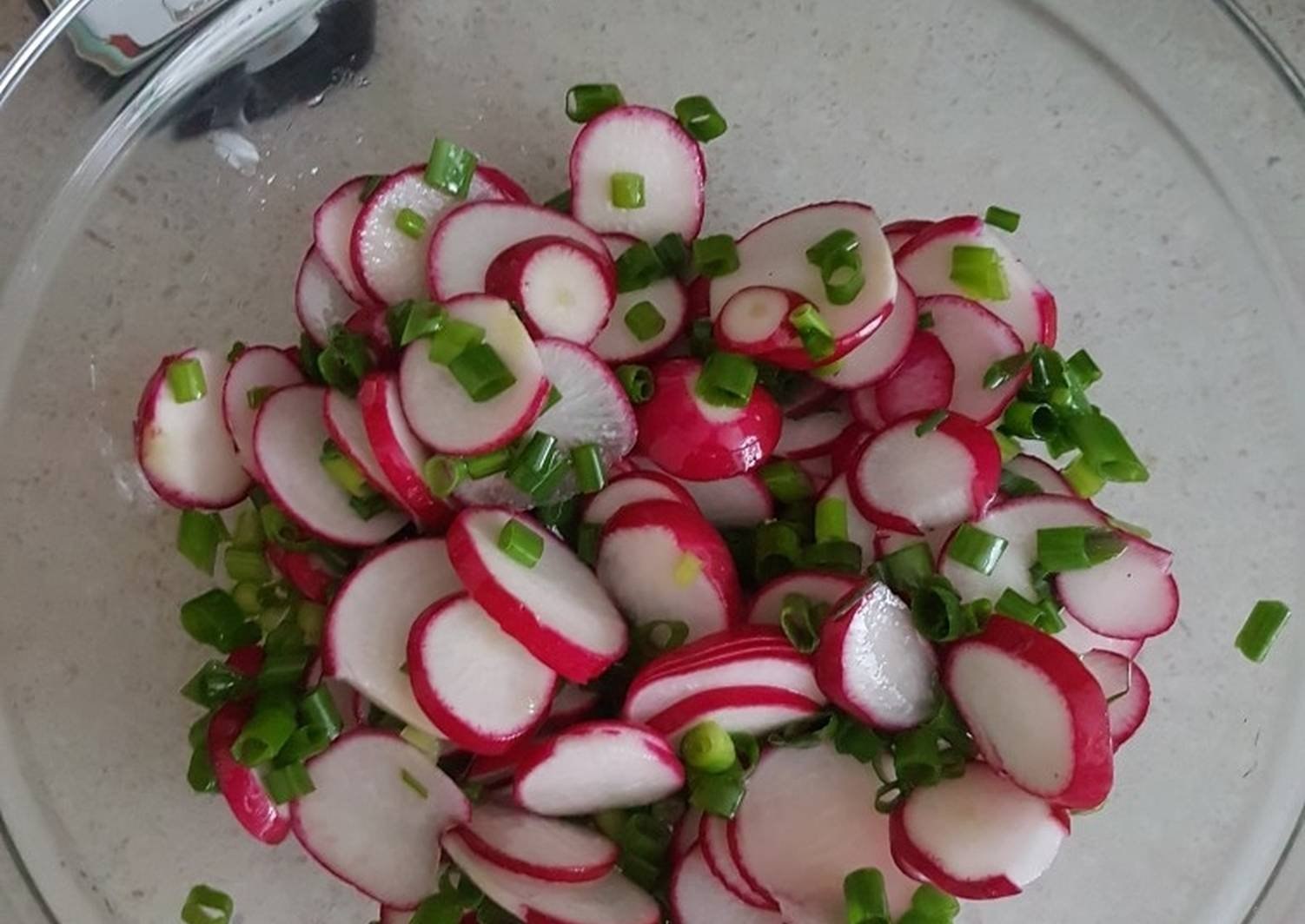 Салат из редиски со сметаной