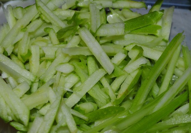 Салат из сельдерея яблок и грецких орехов