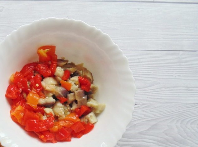 Салат из запеченных баклажанов, перца и помидор