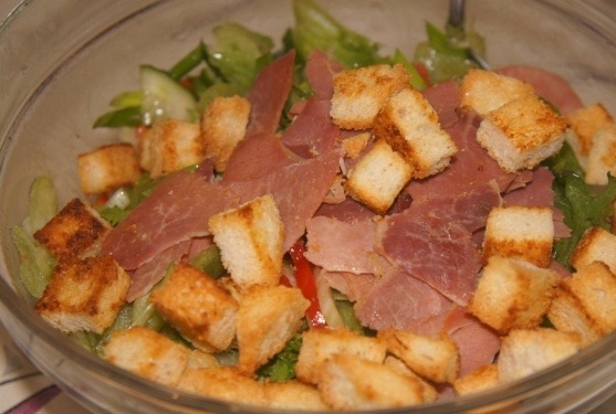 Салат с беконом, сыром и сельдереем