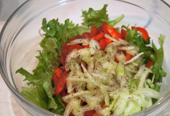 Салат с беконом, сыром и сельдереем