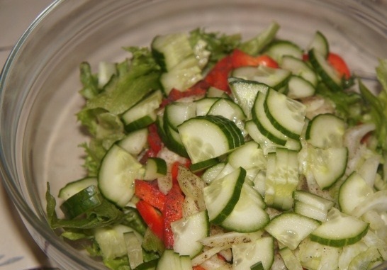 Салат с беконом, сыром и сельдереем