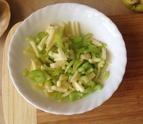 Салат с сельдереем и яблоком