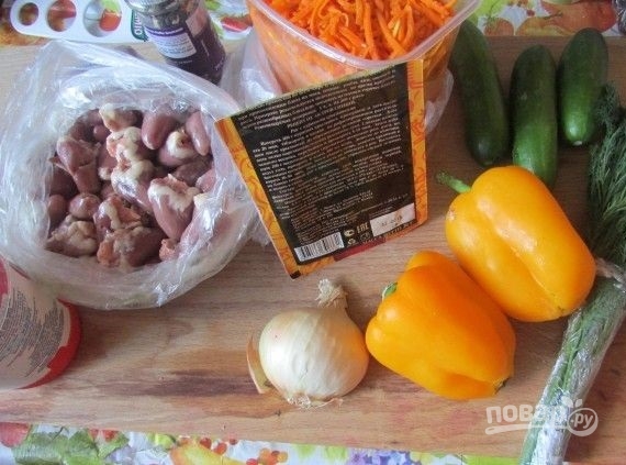 Cалат с куриными сердечками и солеными огурцами