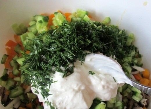 Cалат с куриными сердечками и солеными огурцами