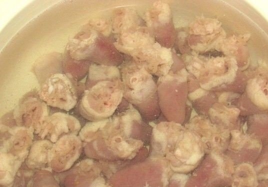 Cалат с куриными сердечками и солеными огурцами