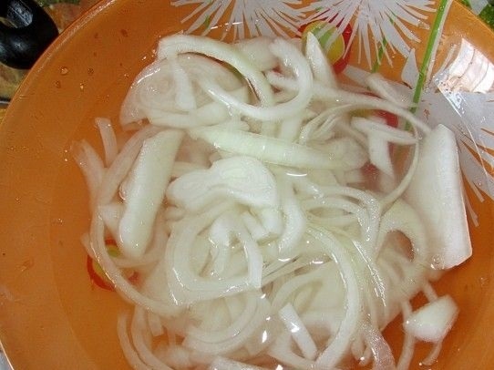 Cалат с куриными сердечками и солеными огурцами