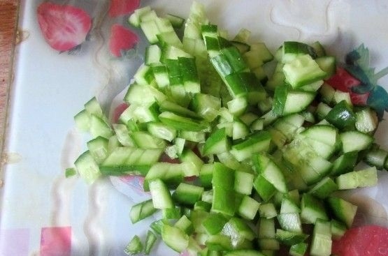 Cалат с куриными сердечками и солеными огурцами