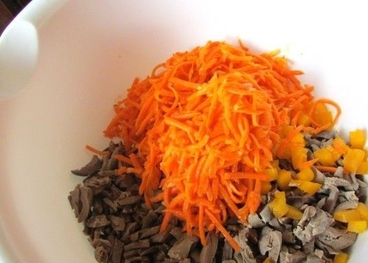 Cалат с куриными сердечками и солеными огурцами