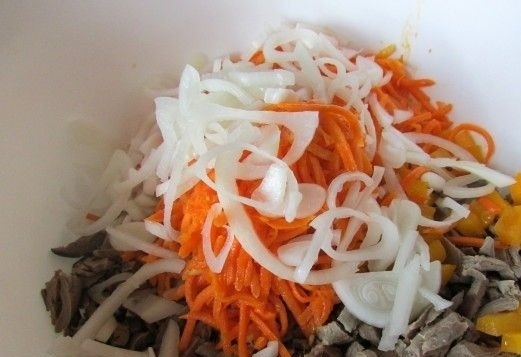 Cалат с куриными сердечками и солеными огурцами