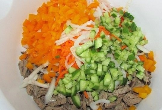 Cалат с куриными сердечками и солеными огурцами