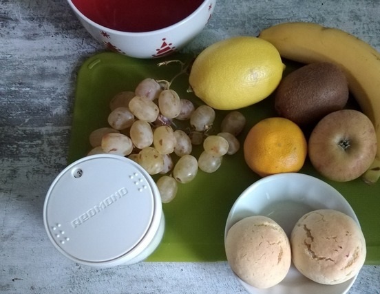 Салат с печеньем и фруктами