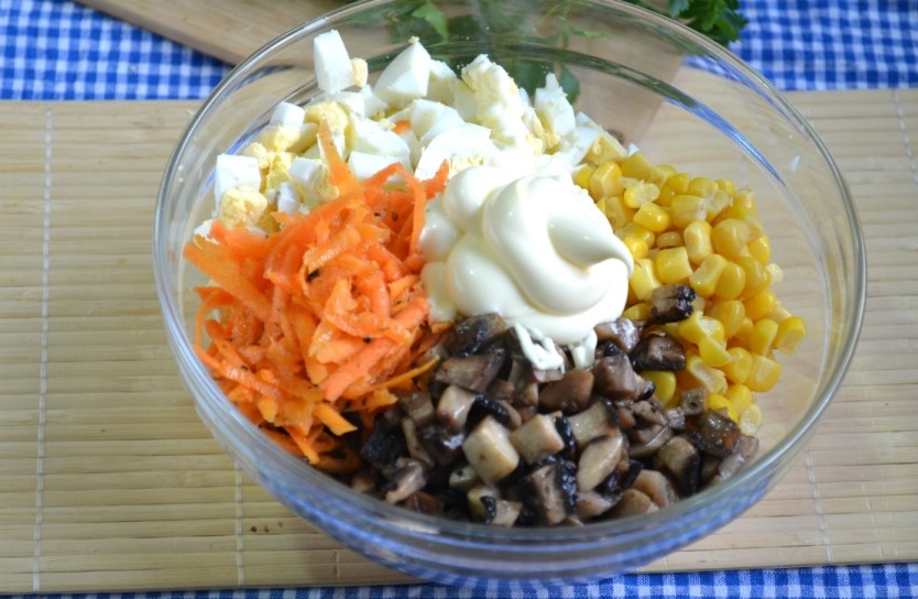 Салат с шампиньонами и корейской морковью