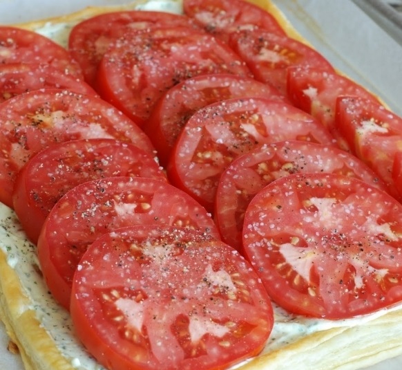 Слоеный пирог с помидорами и сыром