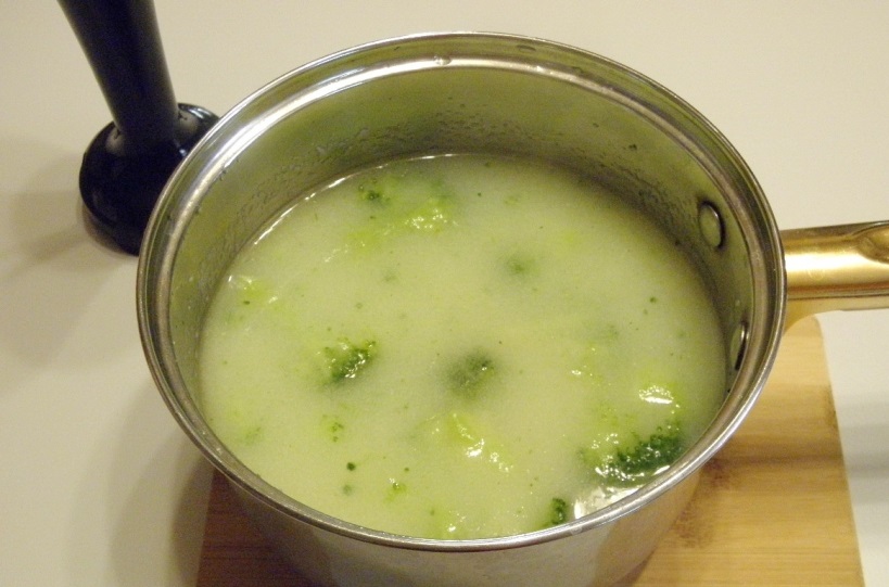 Суп-пюре из брокколи с гренками