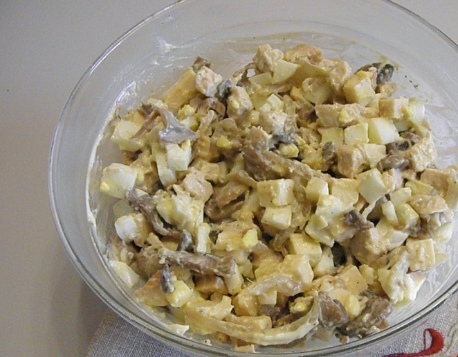 Салат из курицы и грибов шампиньонов