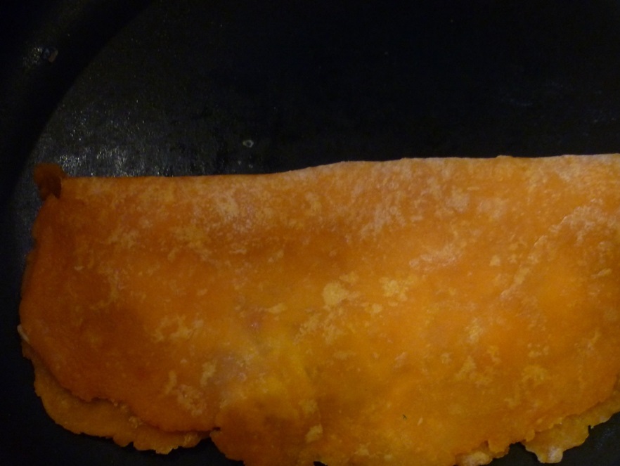 Лепешки с томатным соком и сыром на сковороде