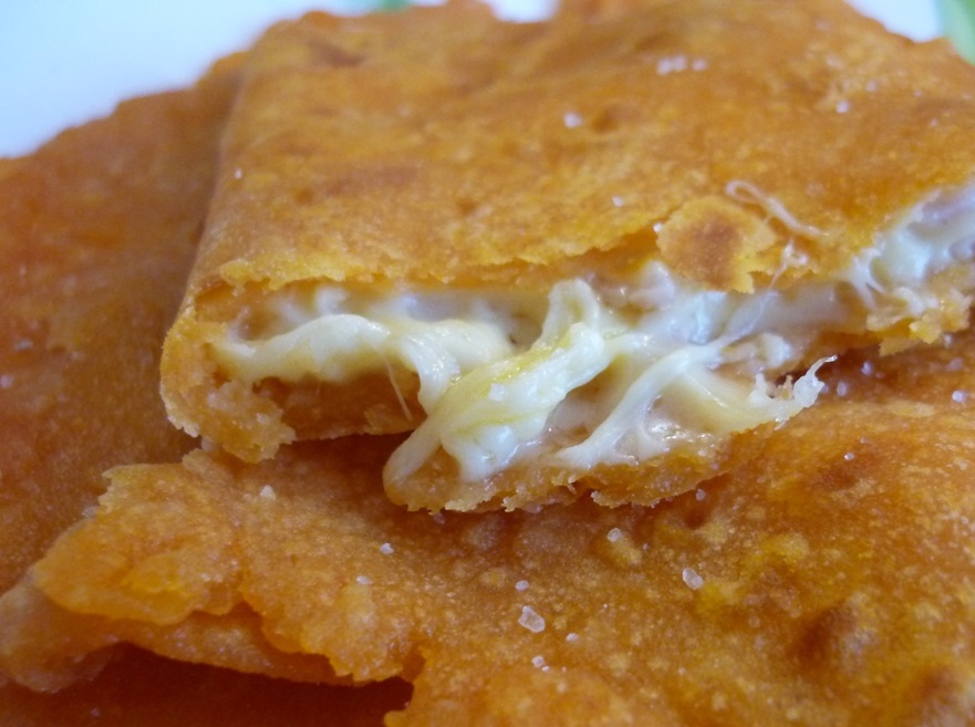 Лепешки с томатным соком и сыром на сковороде