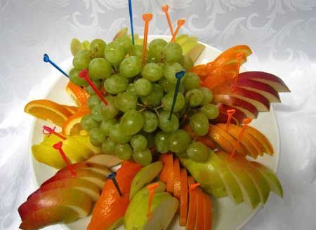 красиво нарезать фрукты на тарелку пошагово
